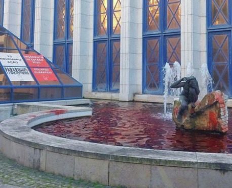 Climáximo. Ativistas tingem de vermelho água da fonte do edifício da CGD