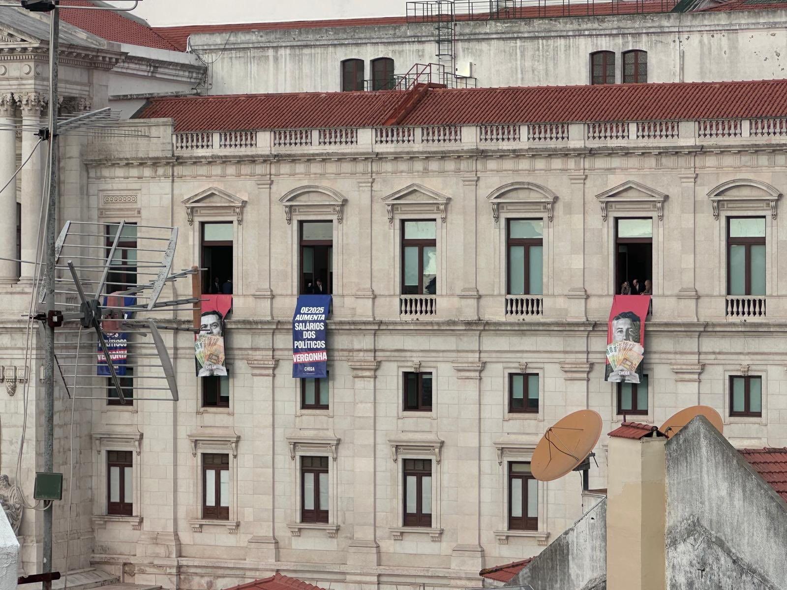 OE2025. Chega coloca tarjas na fachada da AR. PS pede suspensão dos trabalhos