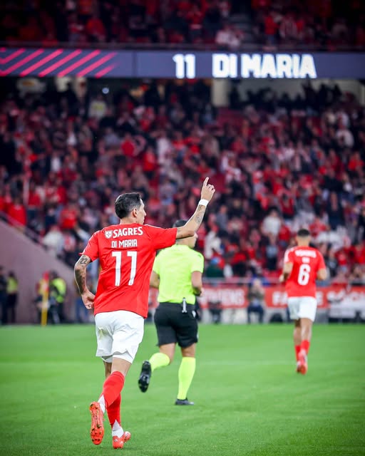 Benfica esmaga Estrela da Amadora com show de Di María