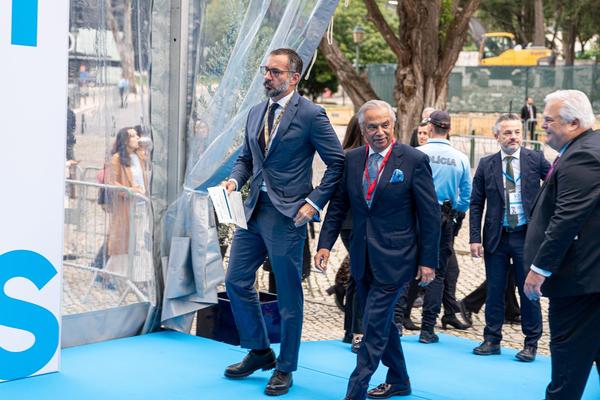 Aga Khan junta à mesa em Lisboa antigos chefes de Estado e de Governo de todo o mundo