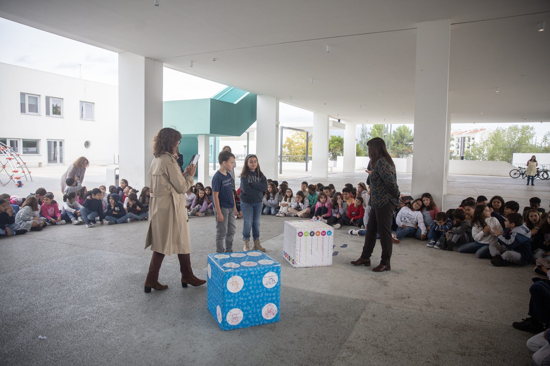 Uma escola onde é mesmo a aldeia que educa as crianças