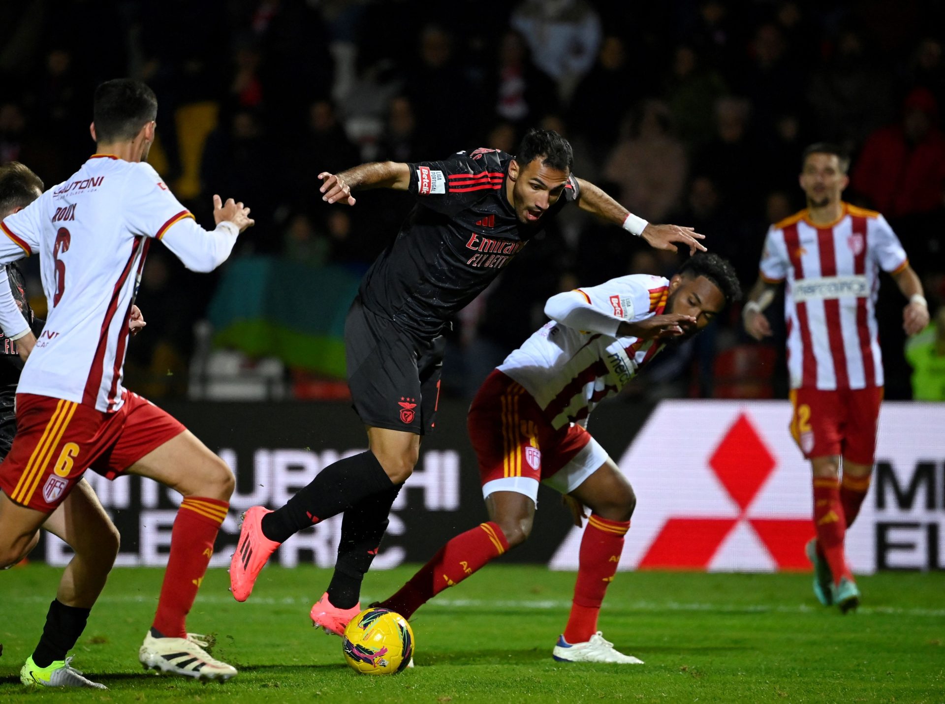 Benfica cede empate na Vila das Aves