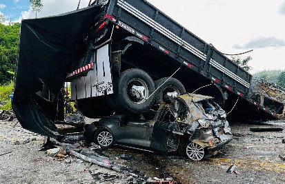 Acidente entre carro, autocarro e camião faz mais de 30 mortos em Minas Gerais