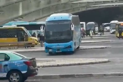 Autocarro destravado e sem motorista ‘invade’ montras na Gare do Oriente | VÍDEO