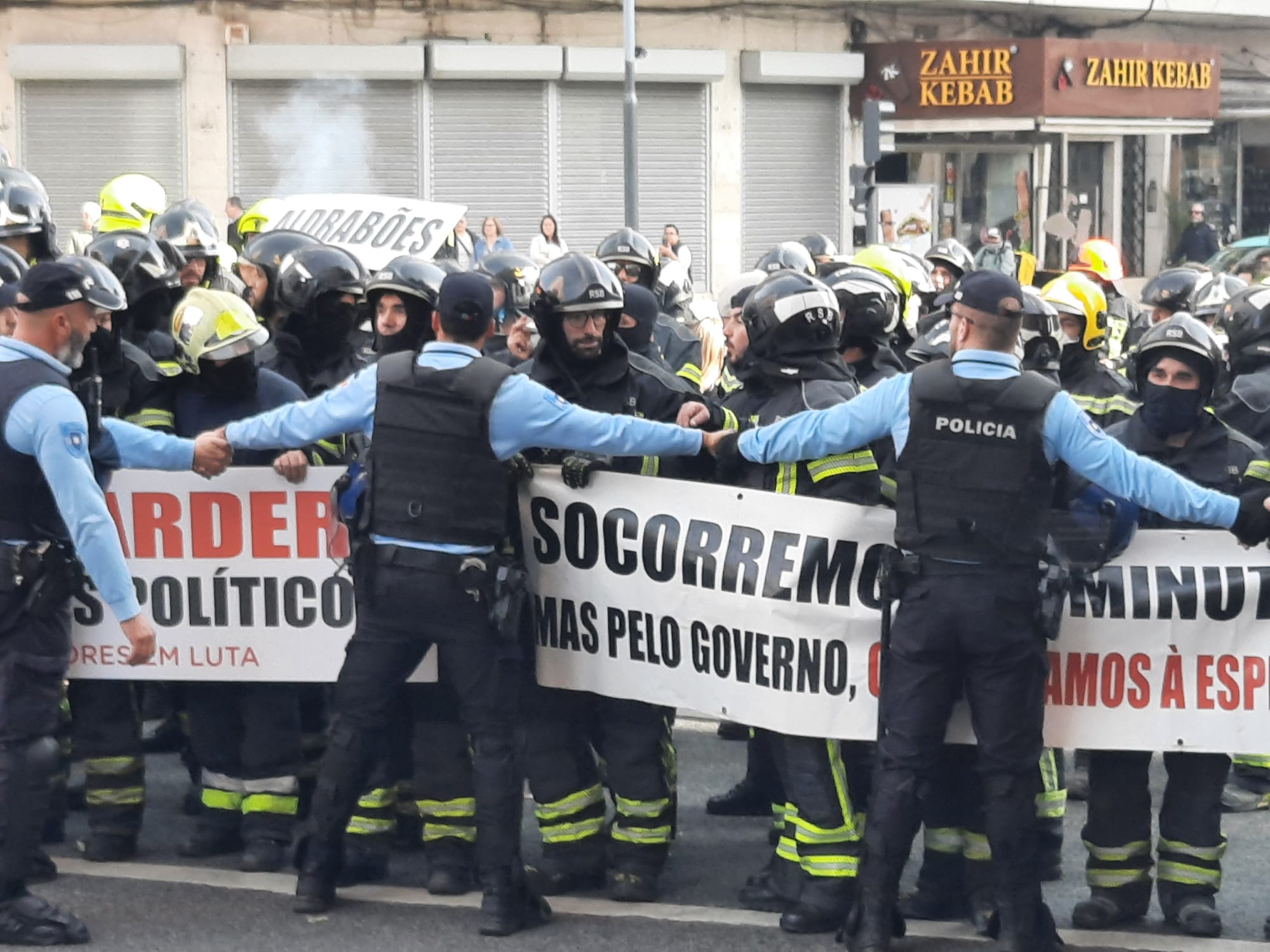 Sindicatos dos bombeiros pedem ao Governo que retome negociações e apelam conduta “mais ordeira” dos profissionais