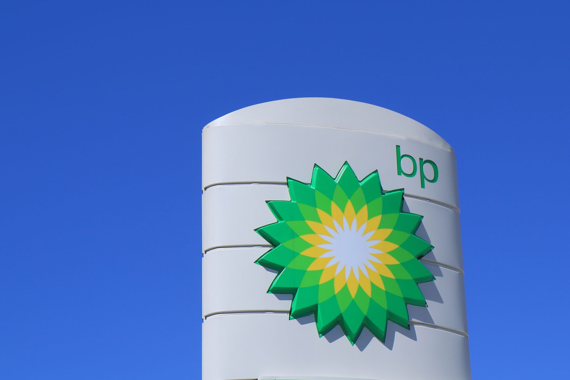 BP anuncia redução de milhares de postos de trabalho