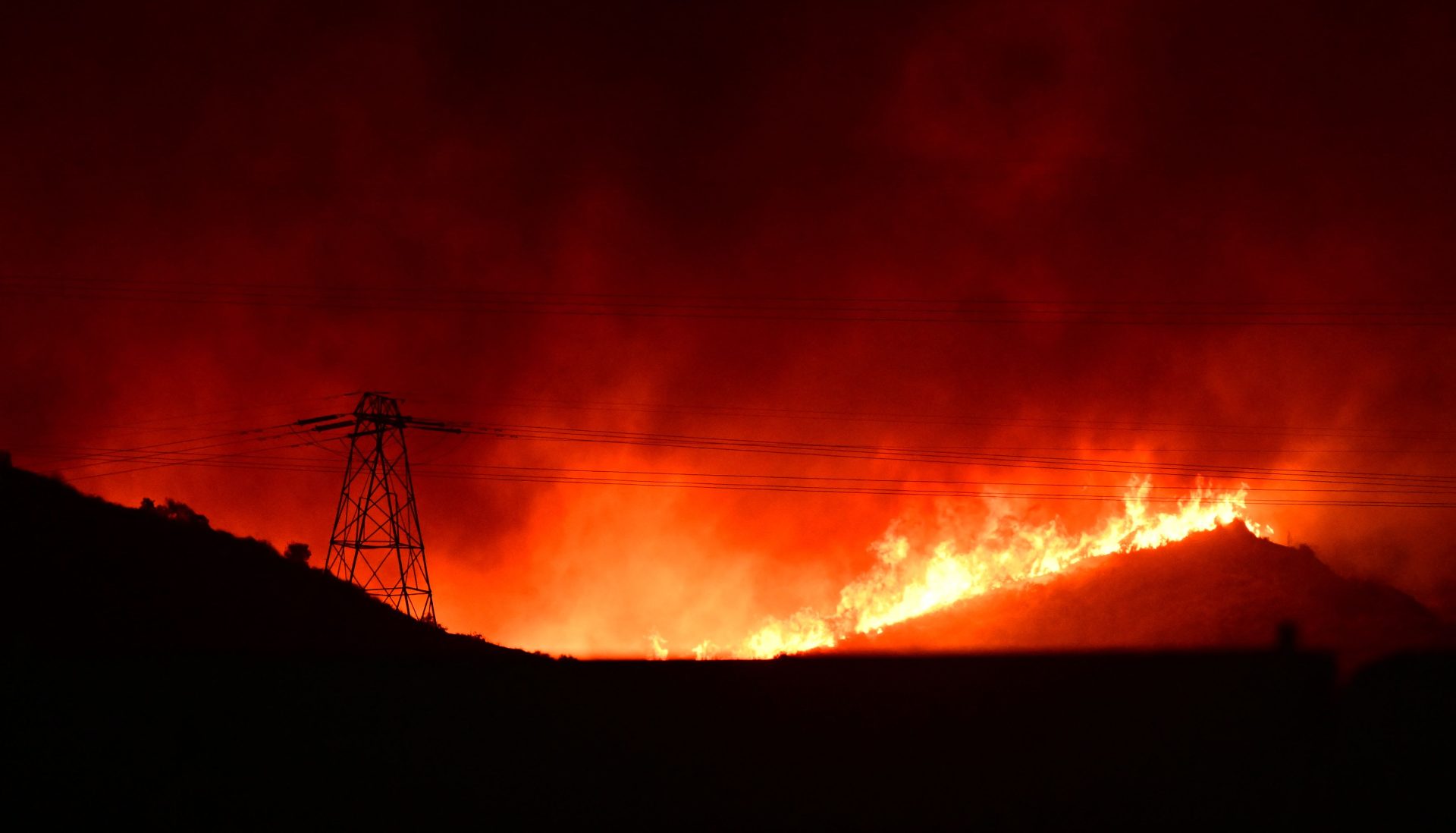 Los Angeles. Incêndio Hughes obriga a retirada de 50.000 habitantes  