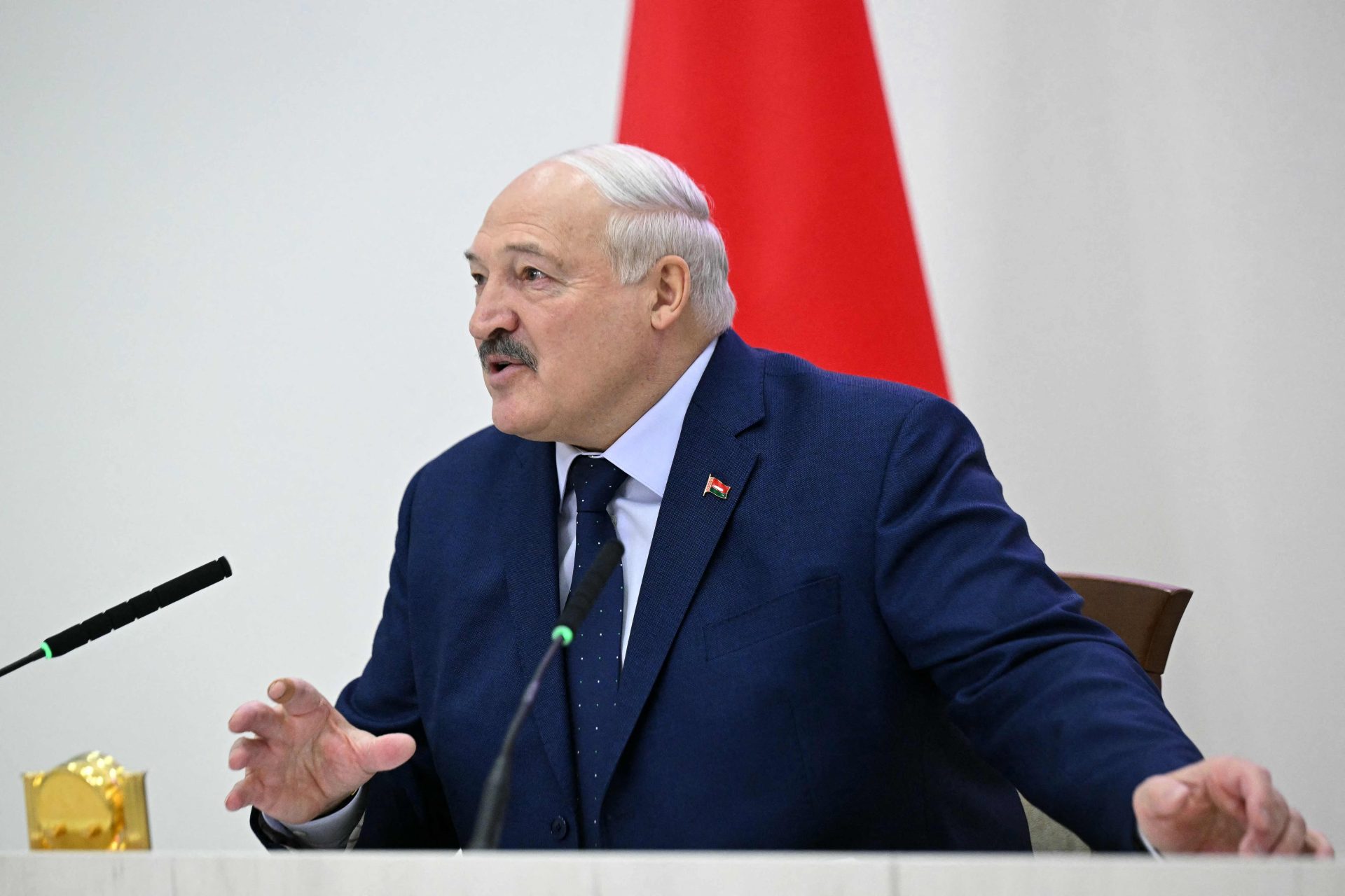 Bielorrússia é “democracia brutal”, diz Lukashenko