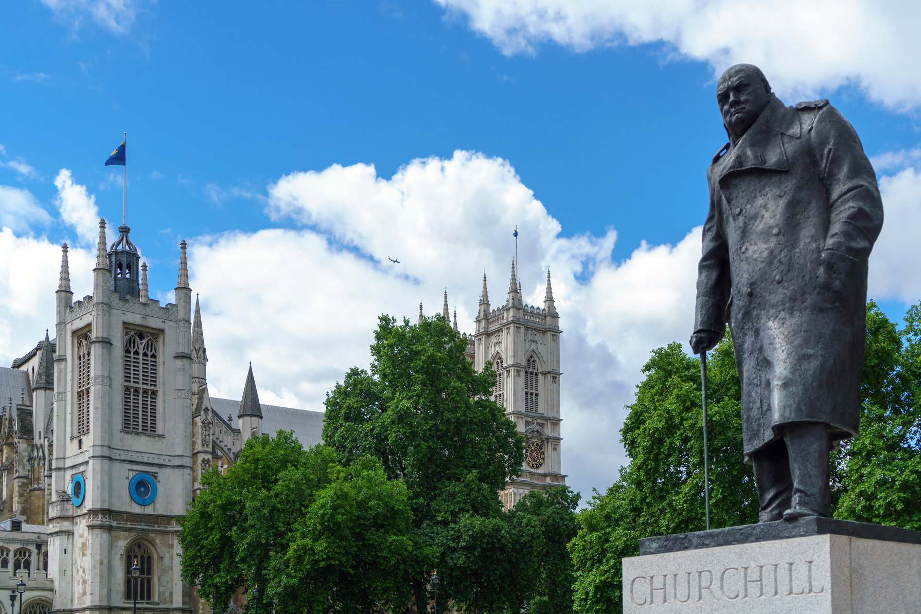 Pôr Churchill de guarda à cabeceira. Alguns títulos que captam o mito e o homem de vários ângulos possíveis