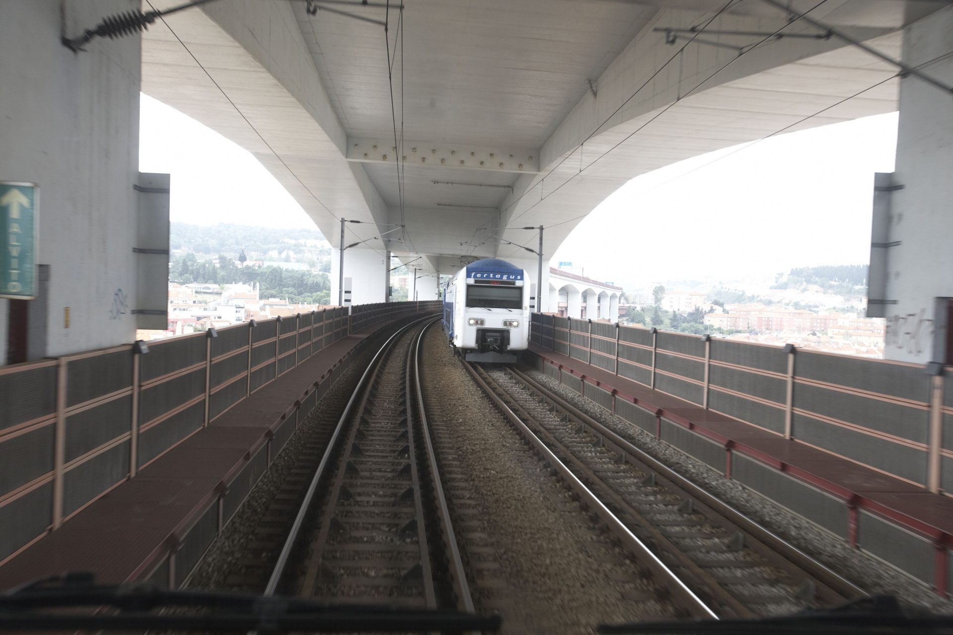 Lisboa. Dois homens vistos a caminhar no tabuleiro ferroviário da Ponte 25 de Abril