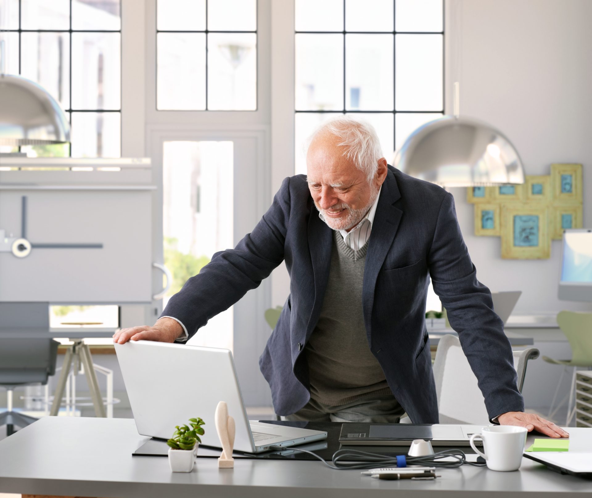 Trabalhar aos 70 anos. “Proibido” no público, mas com portas abertas no privado