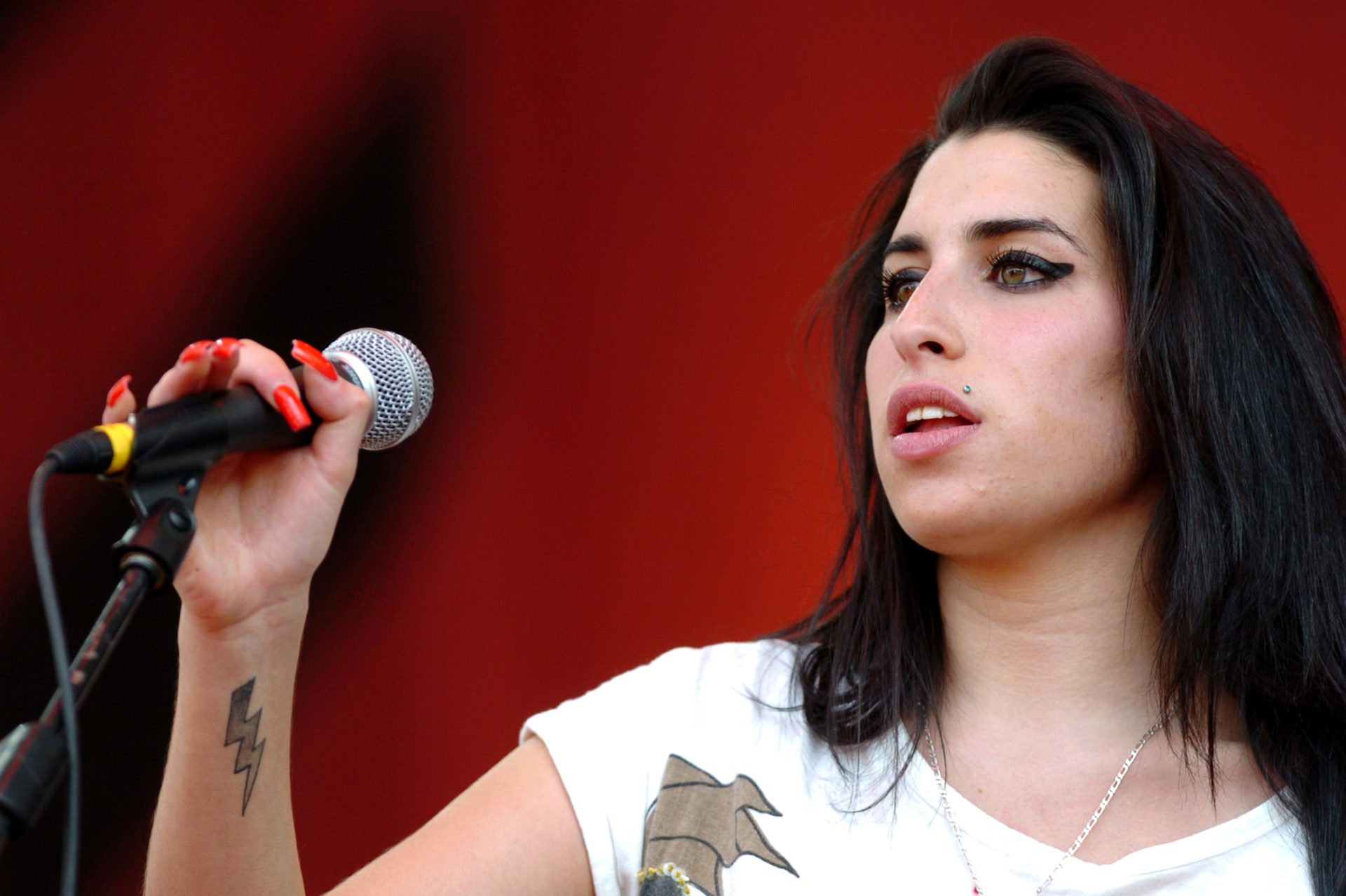 Livraria Lello compra e expõe biblioteca pessoal de Amy Winehouse