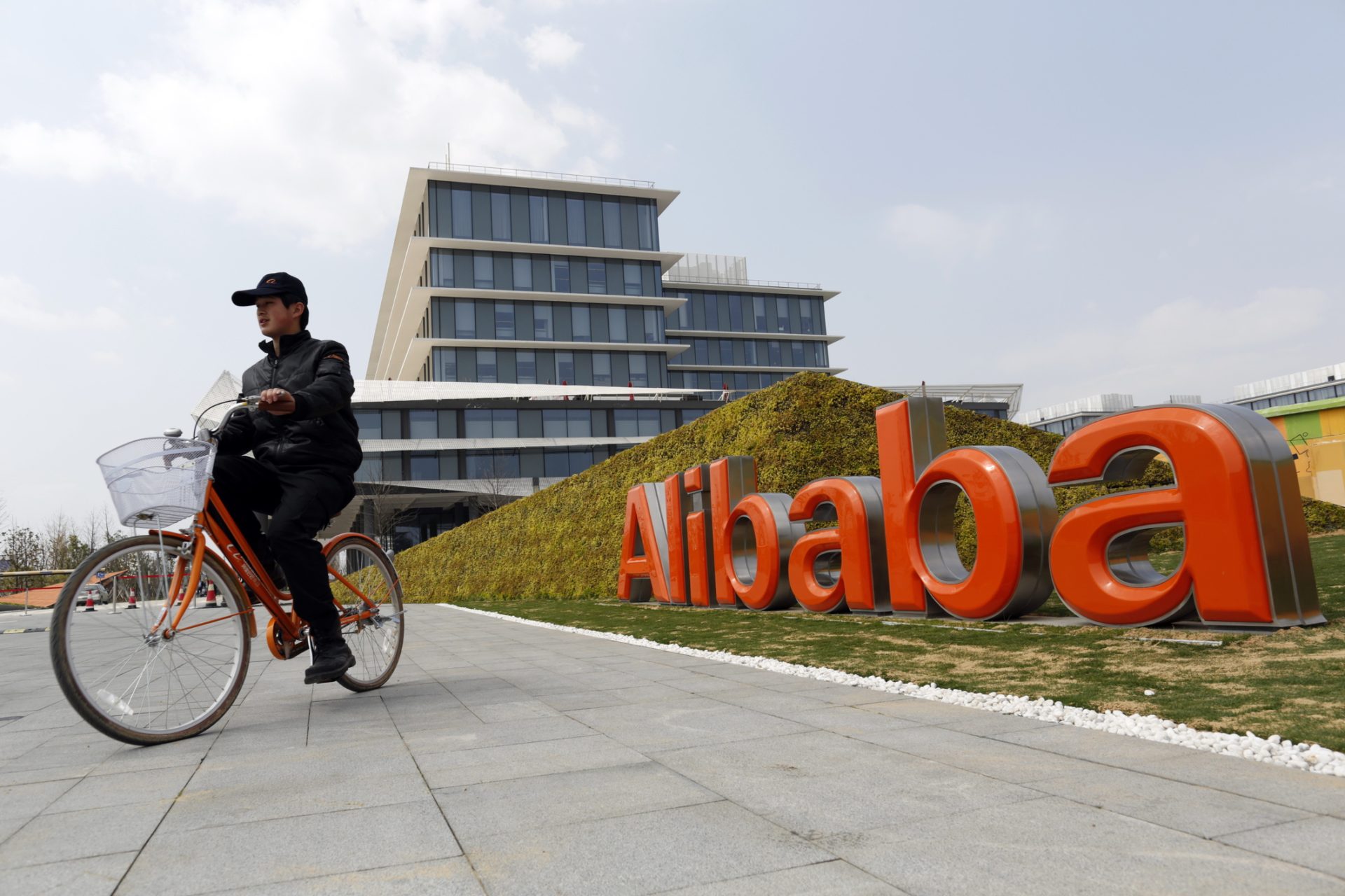 Alibaba investe 50 mil milhões de euros em IA e computação em nuvem