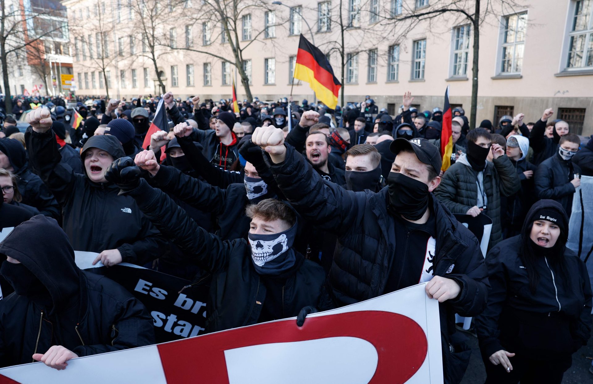 Neonazis desfilam em Berlim. Ativistas antifascistas contrapõem-se