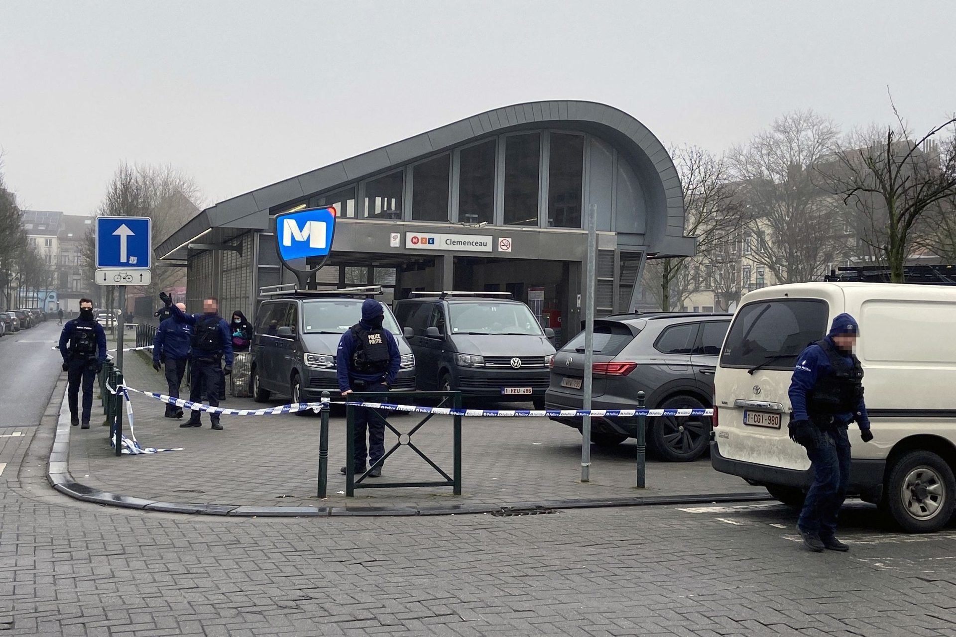 Bruxelas. Polícia procura suspeitos de tiroteio junto a estação e metro