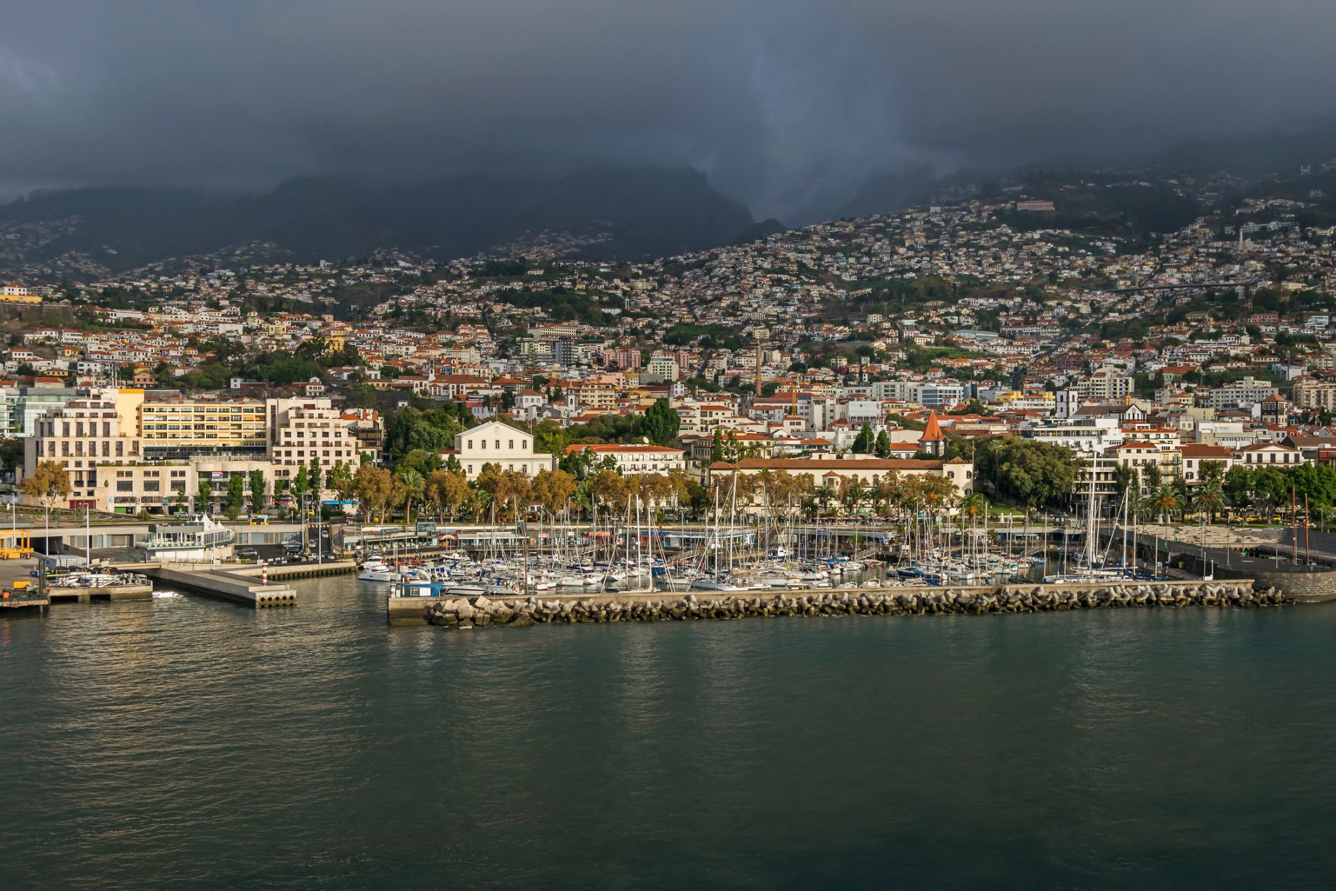 Capitania do Funchal &#8216;estica&#8217; aviso de agitação marítima forte