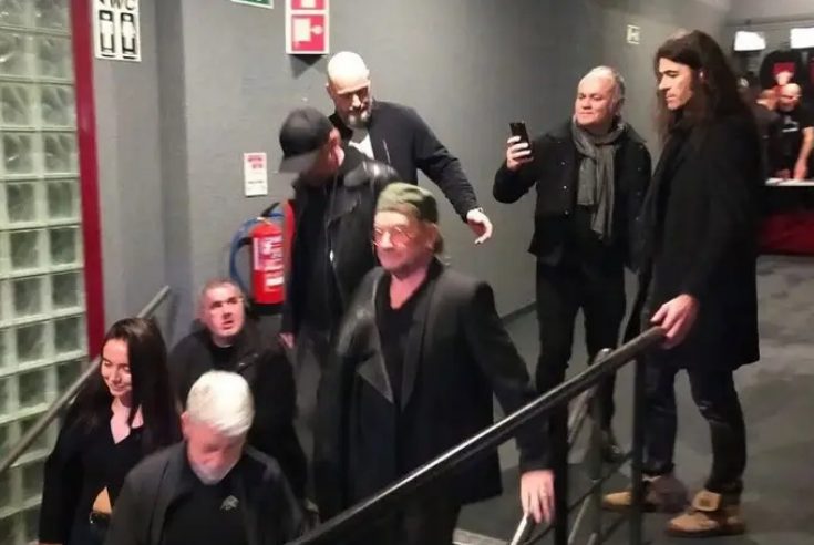 Dupla dos U2 é vista a assistir a concerto num bar em Alvalade