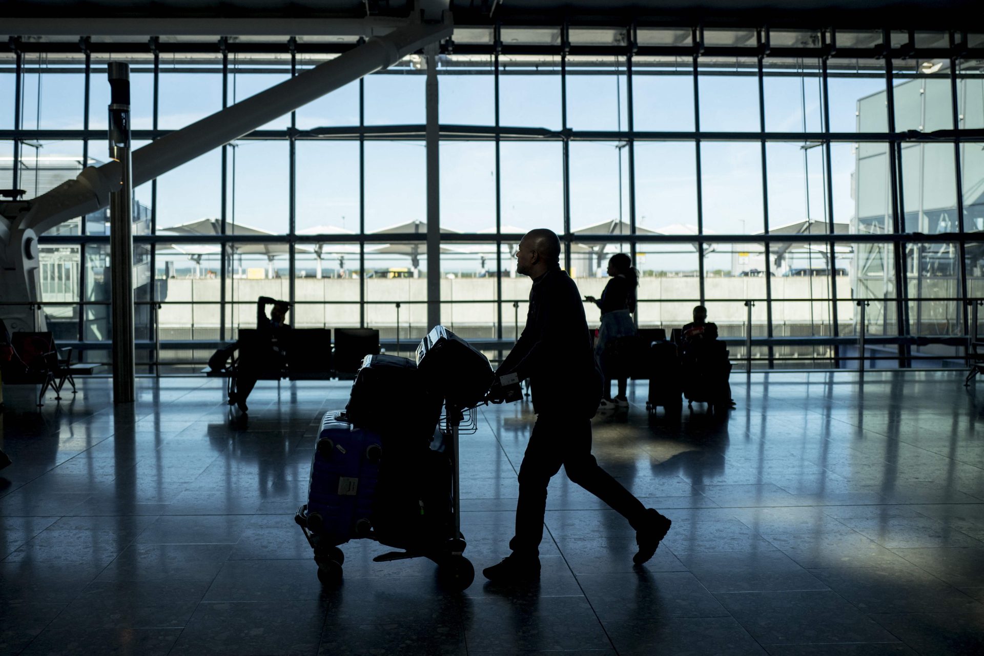 Falha de energia após incêndio encerra Aeroporto de Heathrow em Londres