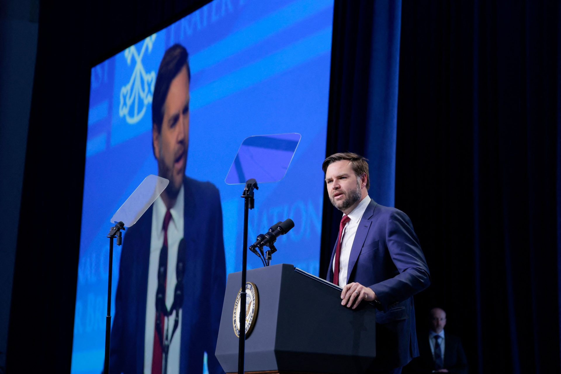 JD Vance diz  que países europeus que ofereceram ajuda militar à Ucrânia “não têm experiência”