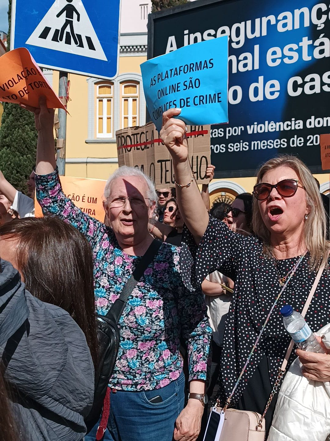 “Violação não tem perdão”. Centenas protestaram frente ao Parlamento