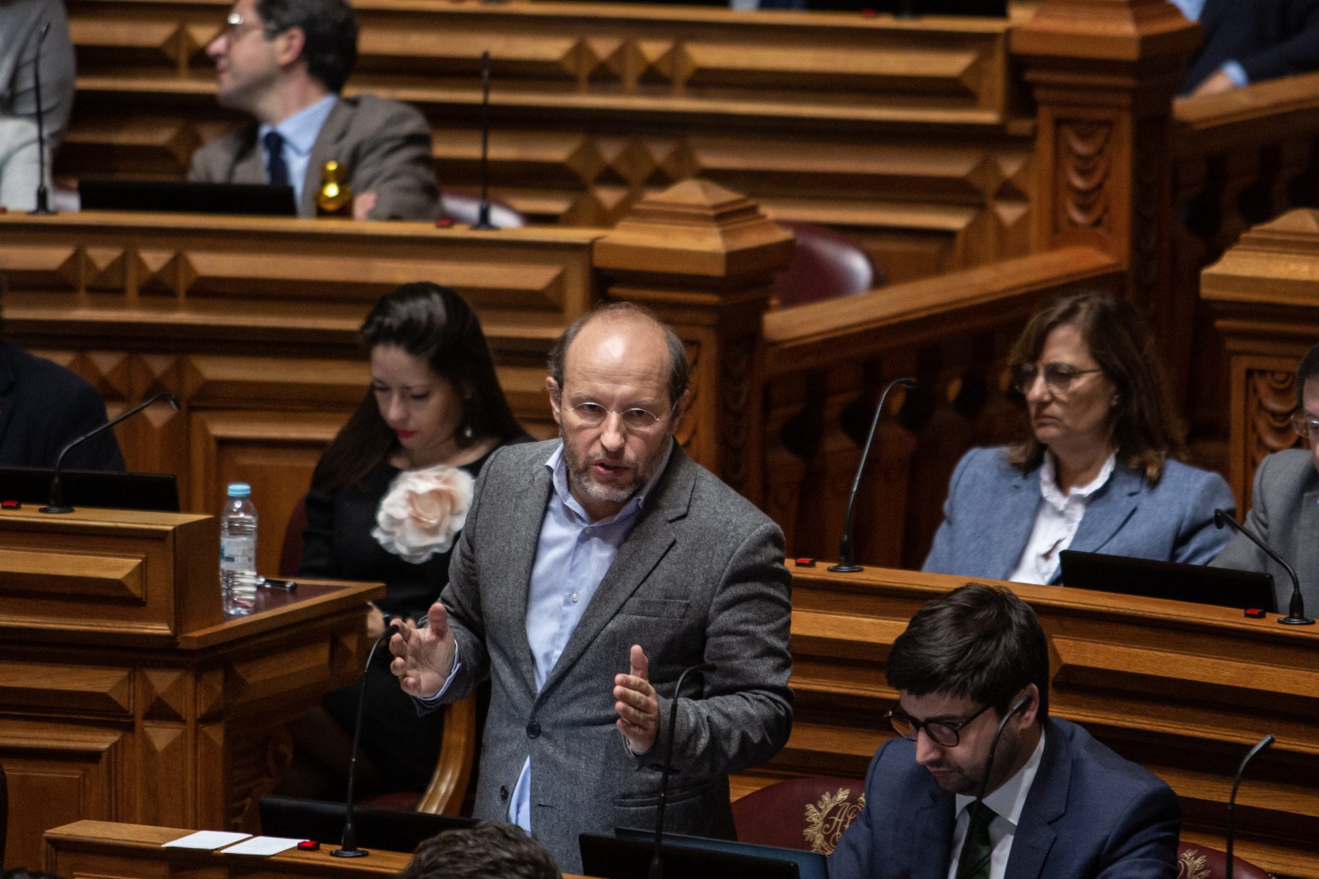 CNE considera que televisões não podem intervir sobre quem representa partidos nos debates
