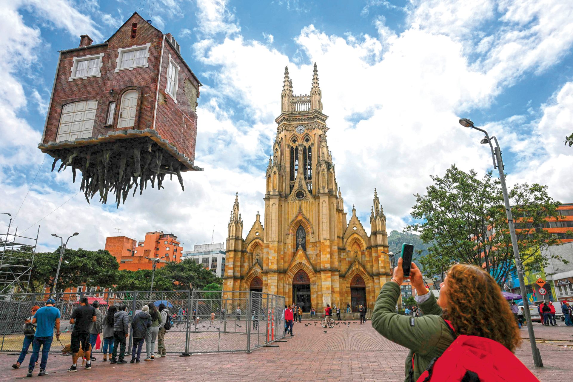 Uma casa suspensa como ato de resistência