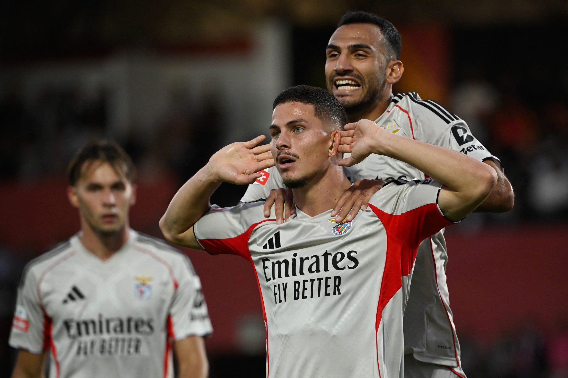 Benfica vence na estreia de Mourinho
