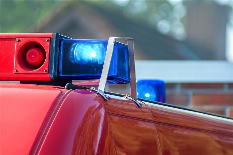 Fogo em Aljezur está a progredir e obriga ao corte das estradas 268 e 120