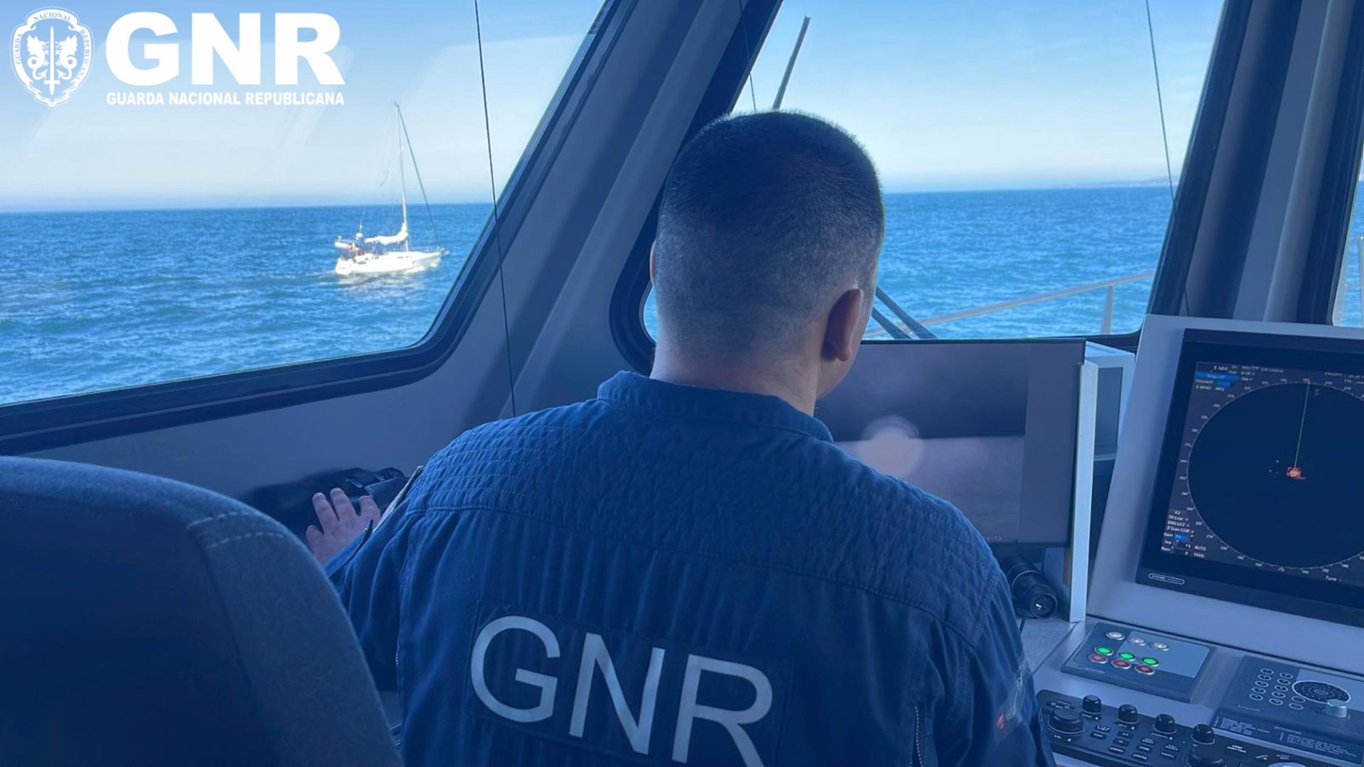 GNR dá apoio a mais um veleiro atacado por orcas na Costa da Caparica