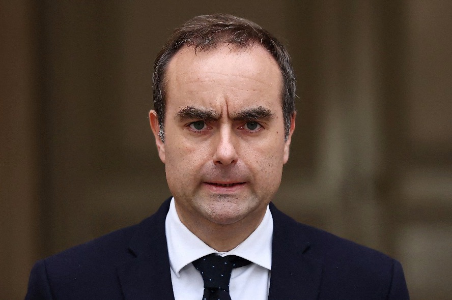 Primeiro-ministro francês Sébastien Lecornu apresenta demissão